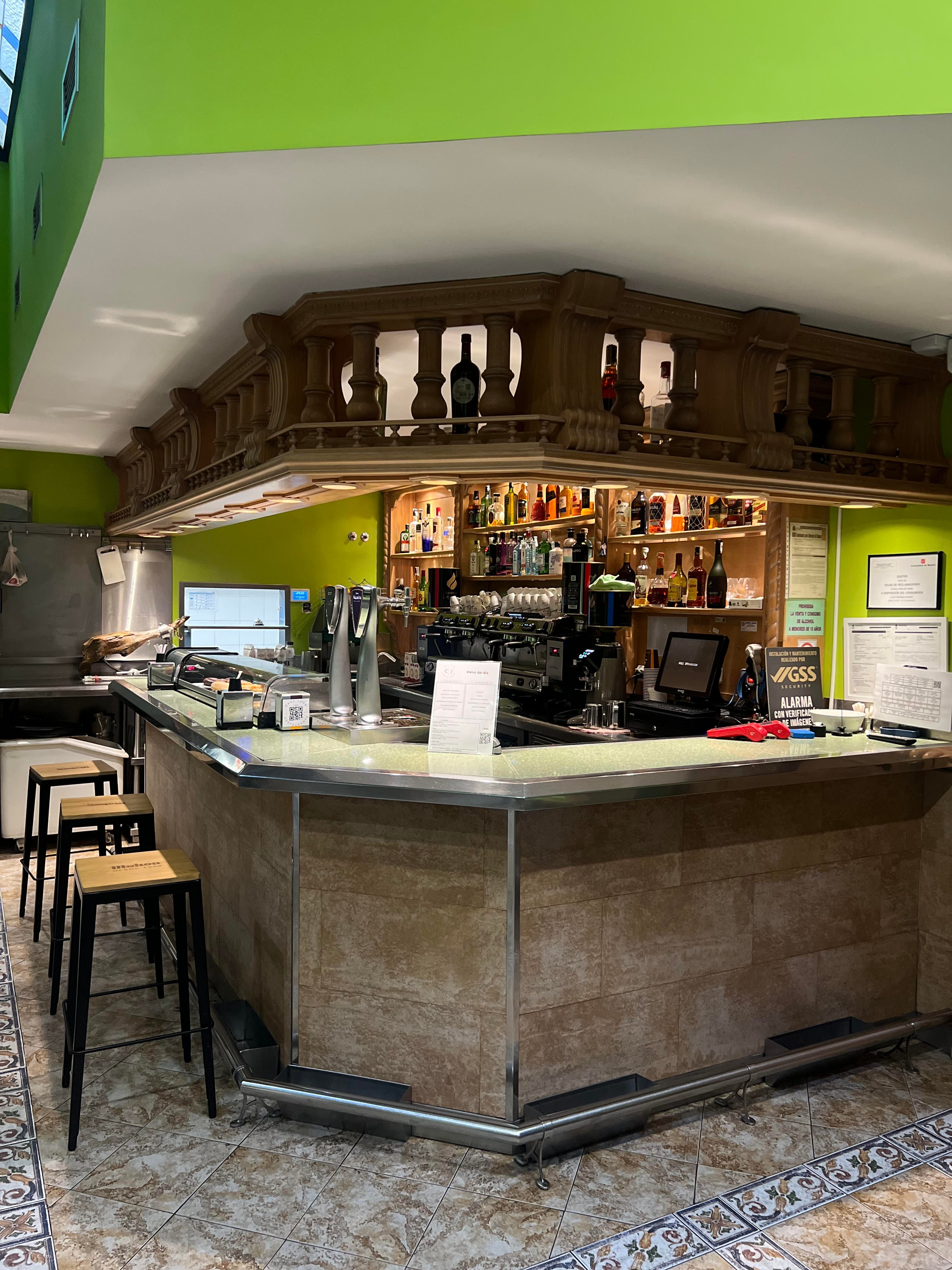 Interior de Casa Jova, cafetería y restaurante en Julián Camarillo, Madrid